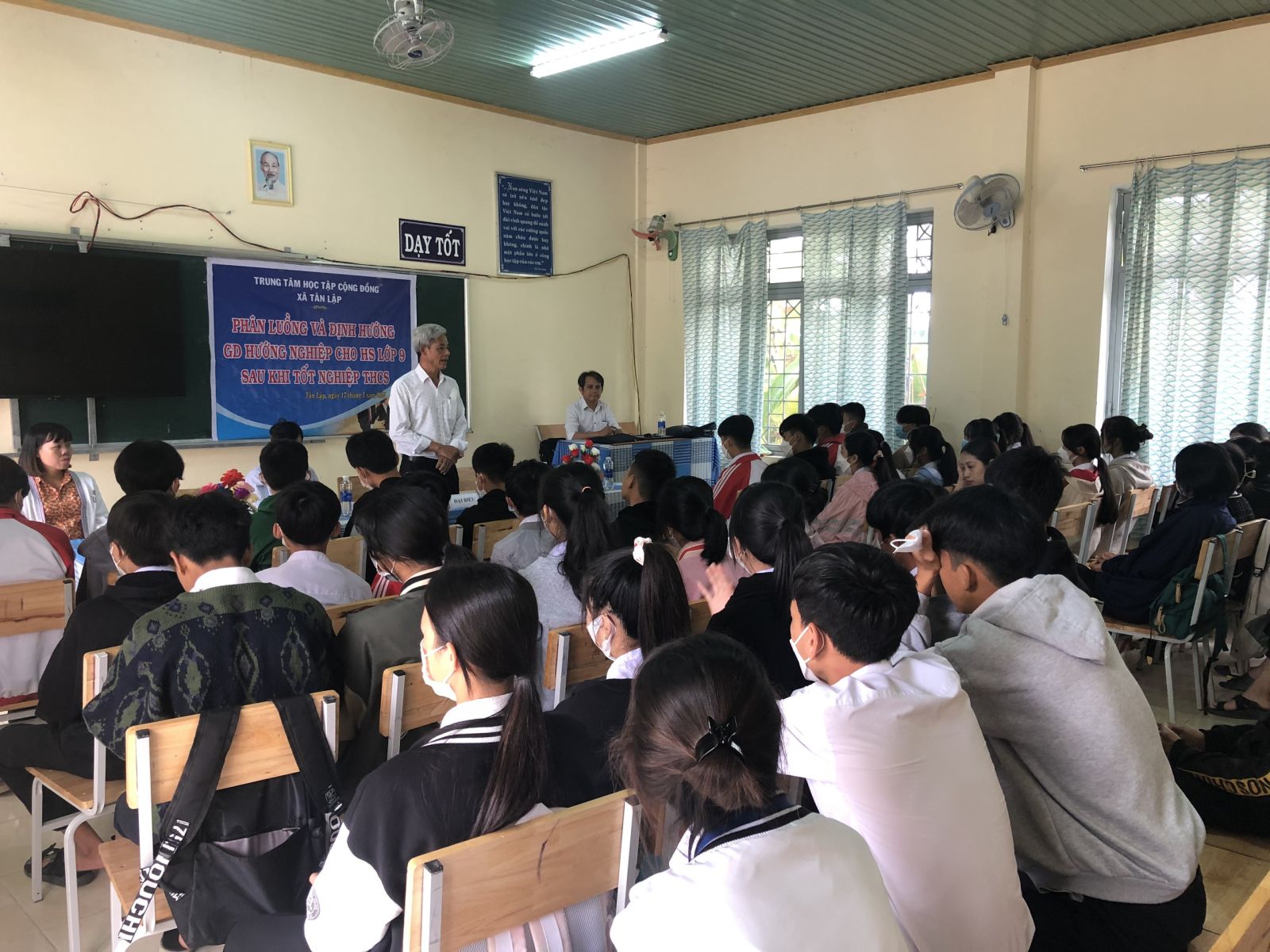 Đồng chí Trương Duy Đông - Phó chủ tịch UBND xã - Chủ nhiệm Trung tâm học tập cộng đồng xã  phát biểu chỉ đạo của buổi tuyên truyền